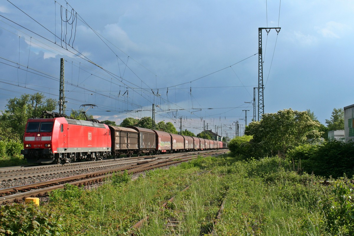 185 119-5 mit einem gemischten Gterzug aus Basel/Weil am Rhein in Richtung Mannheim am Nachmittag des 14.05.14 im Bahnhof Mllheim (Baden).