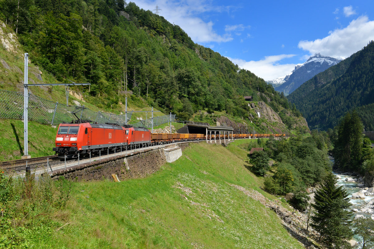 185 121 + 185 xxx mit einem Güterzug am 02.09.2014 bei Gurtnellen.