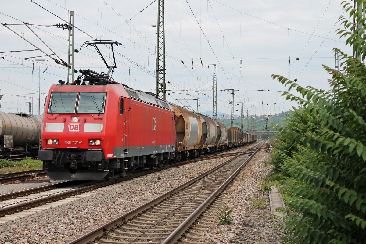 185 121-1 fuhr mit einem gemischten Güterzug am 05.09.2014 durch den Bahnhof von Weil am Rhein gen Schweiz.