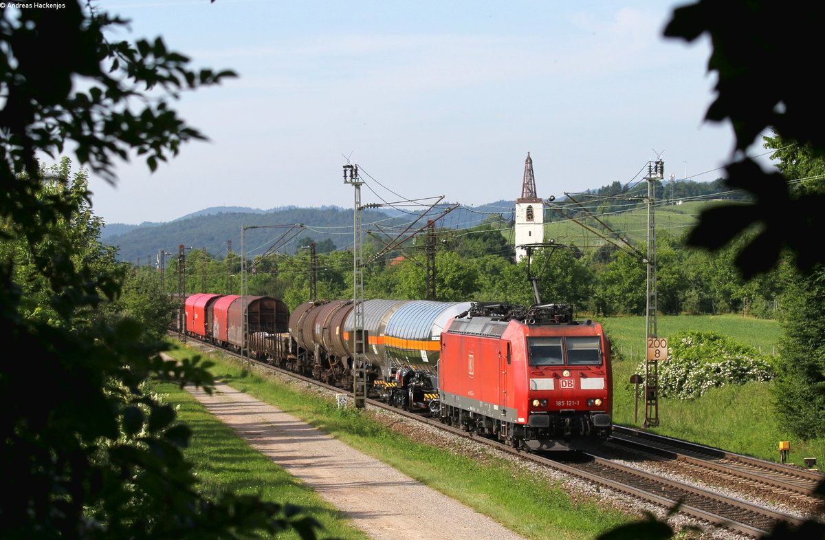 185 121-1 mit dem EZ **** bei Denzlingen 10.6.16