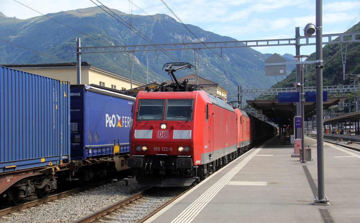 185 122-9 und 185 108-8 beide von DB kommen mit einem gemischten Güterzug aus Mannheim-Gbf(D) nach Chiasso-Gbf(CH) und durchfuhren den Bahnhof von Bellinzona(CH) in Richtung Chiasso(CH). 
Aufgenommen vom Bahnsteig 2 in Bellinzona(CH). 
Bei Sommerwetter am Vormittag vom 29.7.2019.
