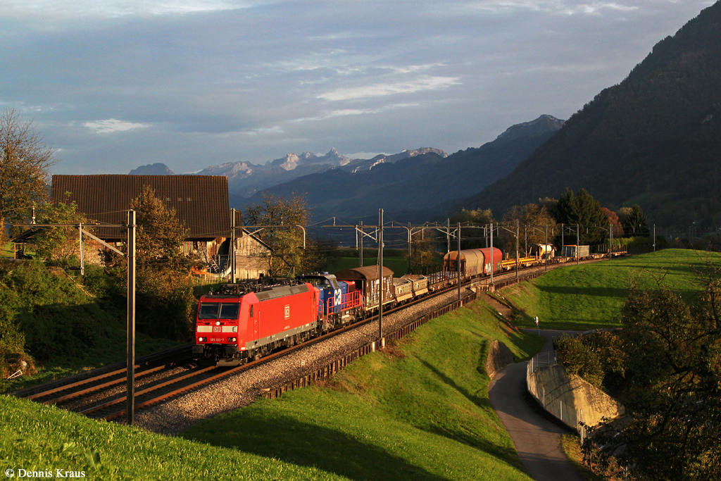 185 123 +  Am 843 053 mit Güterzug am 14.10.2014 im letzten Licht bei Immensee.