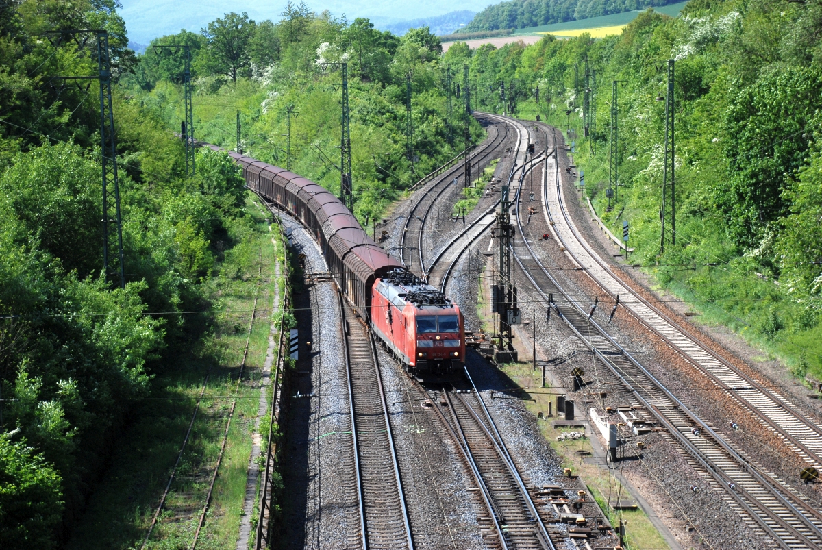 185 124 fädelt sich - von Kassel kommend - in die Nord-Süd-Strecke ein. Eichenberg, 9.5.2018. Die Gleise von rechts nach links : Nach Kassel, nach Bebra, von Bebra, von Kassel und ganz links der verkrautete Rest der ehemaligen Strecke nach Walburg über Großalmerode.