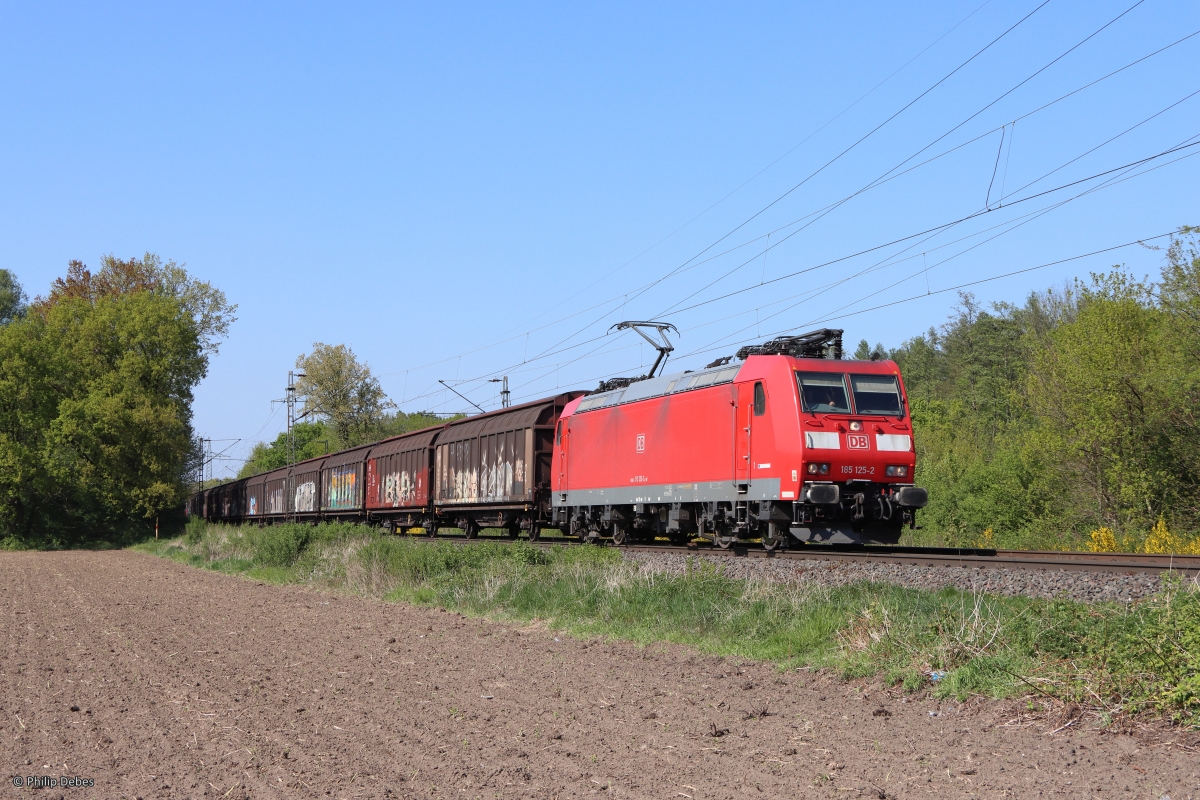 185 125-2 (DB) mit einem Güterzug in Ratingen Lintorf, 28. April 2022