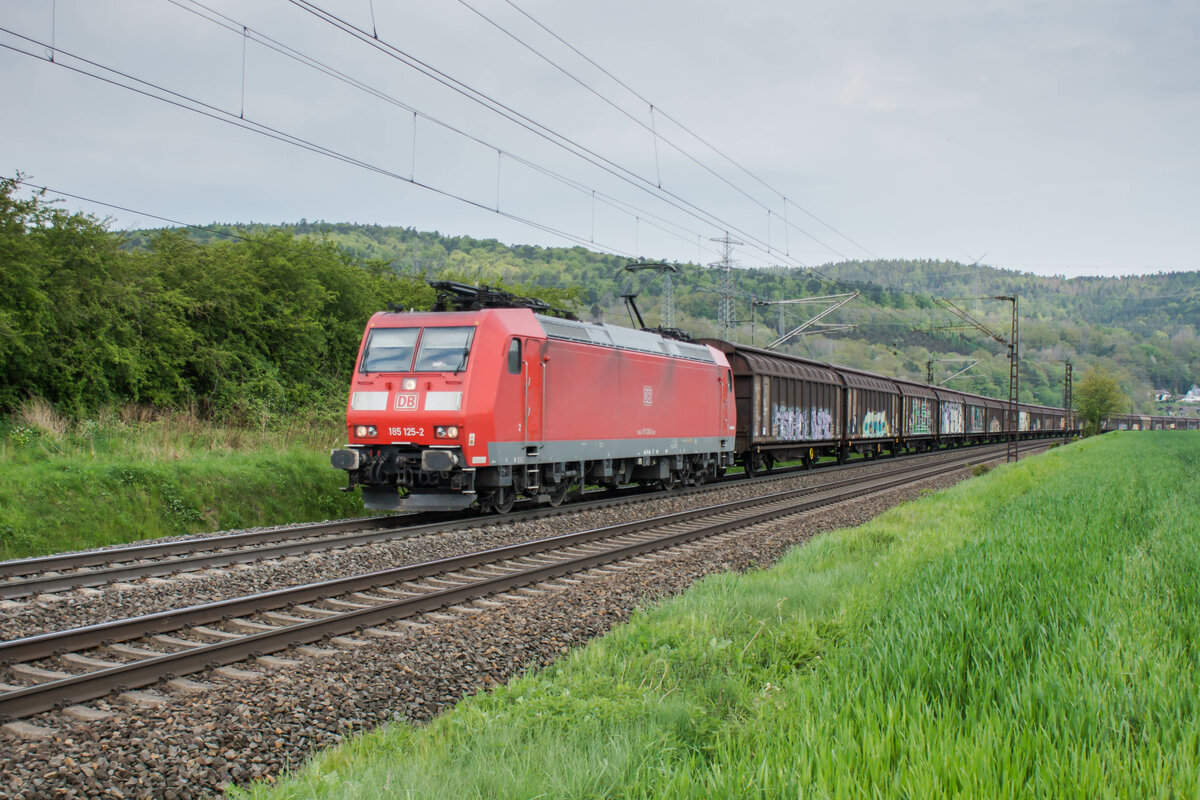 185 125-2 mit einem Güterzug zwischen Bebra u. Fulda am 04.05.2022