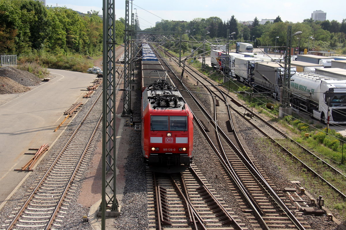 185 126-0 DB kommt mit einem gemischten Güterzug aus Süden nach Norden und fährt durch den Güterbahnhof von Freiburg im Breisgau in Richtung Norden.
Aufgenommen von der Brücke an der Kaiserstuhlstraße in Freiburg im Breisgau. 
Bei Sommerwetter am Nachmittag vom 2.8.2019.