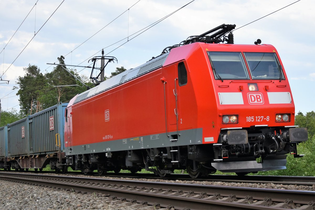 185 127-8 ist am 07.06.2019 mit einem Güterzug bei Schinznach-Dorf (CH) unterwegs in Richtung Basel.