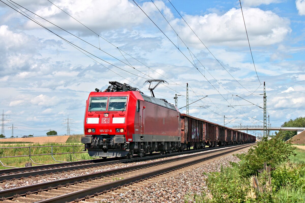 185 127-8 mit dem EZ 45003 (Mannheim Rbf - Basel SBB RB) am Mittag des 28.06.2020 südlich von Auggen.