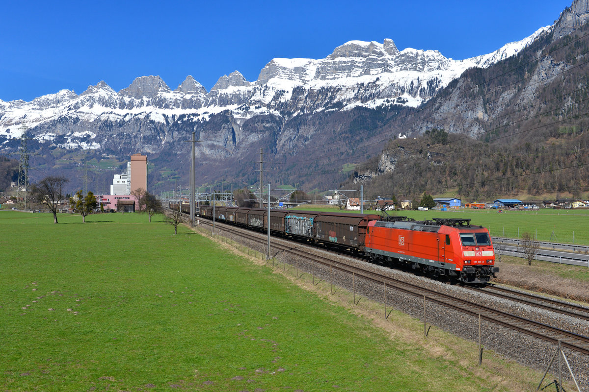 185 127 mit einem Güterzug am 11.03.2017 bei Flums.