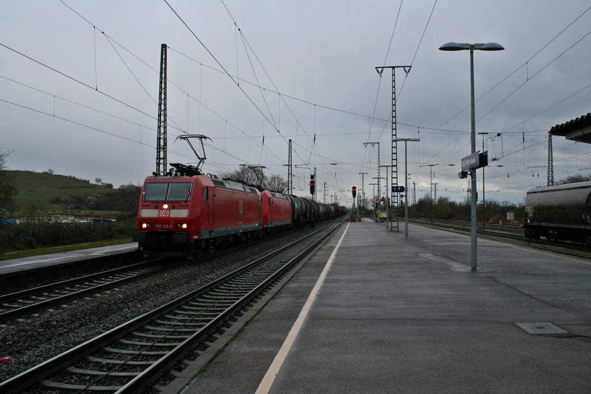185 128-6 und 185 133-6 konnte ich zusammen mit einem gemischten Gterzug am Nachmittag des 28.02.14 im Bahnhof Mllheim (Baden) festhalten. Trotz des extrem schlechten Wetters hat das Bild noch akzeptable Belichtungswerte.