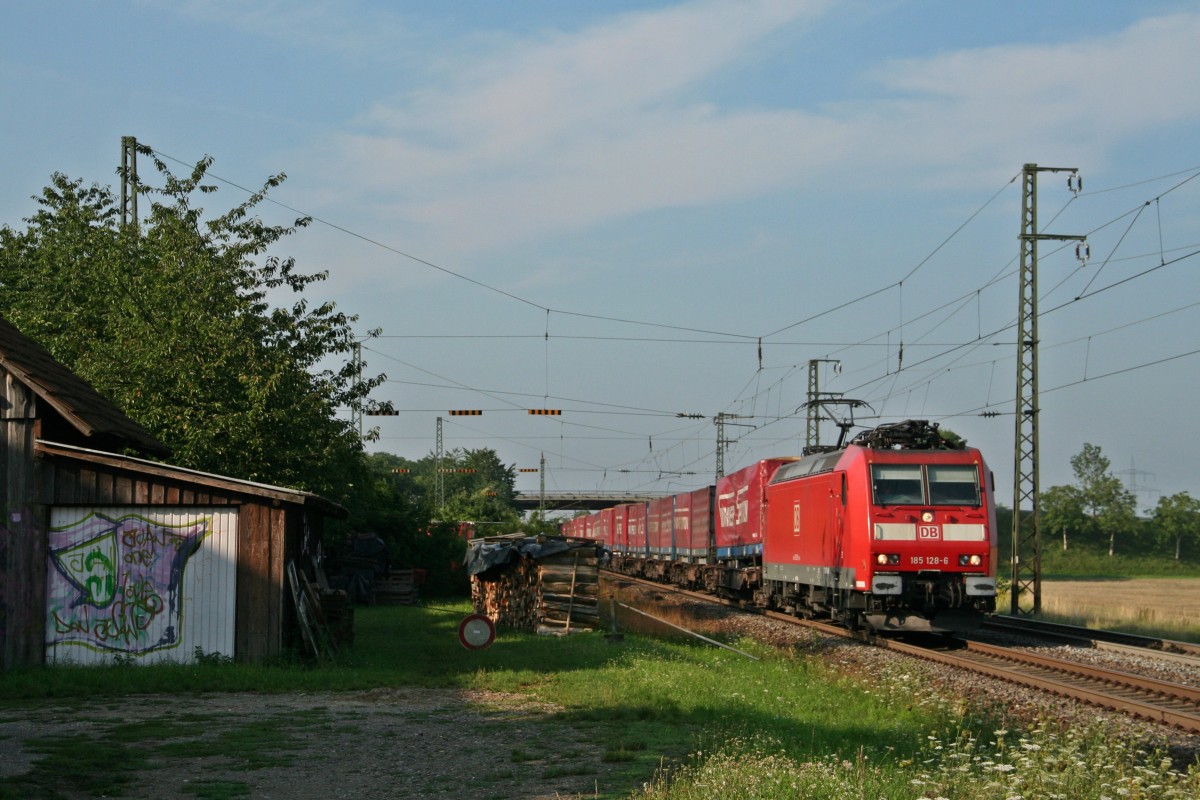 185 128-6 mit dem 41052 aus Piacenza nach Wuppertal-Langerfeld am Morgen des 01.08.14 sdlich des Haltepunktes Auggen.