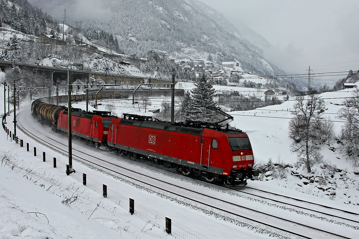185 129-4 und 185 123-7 ziehen einen Mineralölzug den Gotthard hinauf,hier in der Wassener Kurve zu sehen.Bild vom 30.12.2014