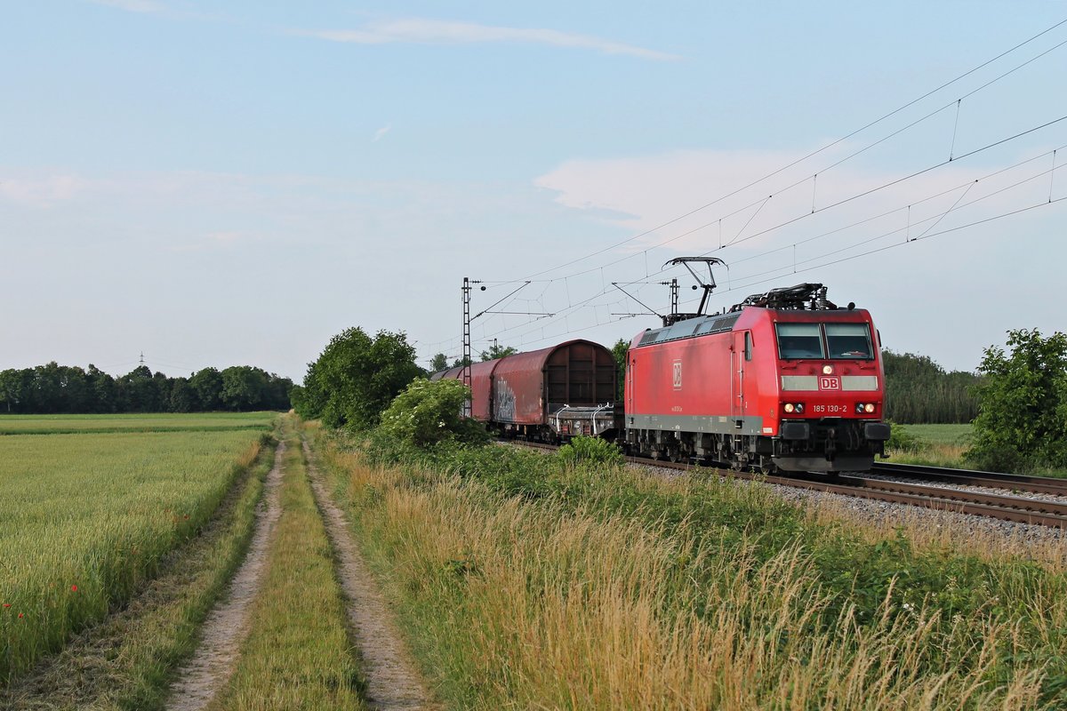 185 130-2 am Nachmittag des 11.06.2015 mit einem gemischten Güterzug nach Italien südlich von Buggingen auf dem Weg gen Basel.