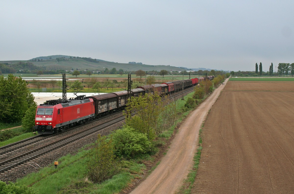 185 130-2 mit einem gemischten Gterzug aus Basel in Richtung Norden am Mittag des 18.04.14 westlich von Hgelheim.