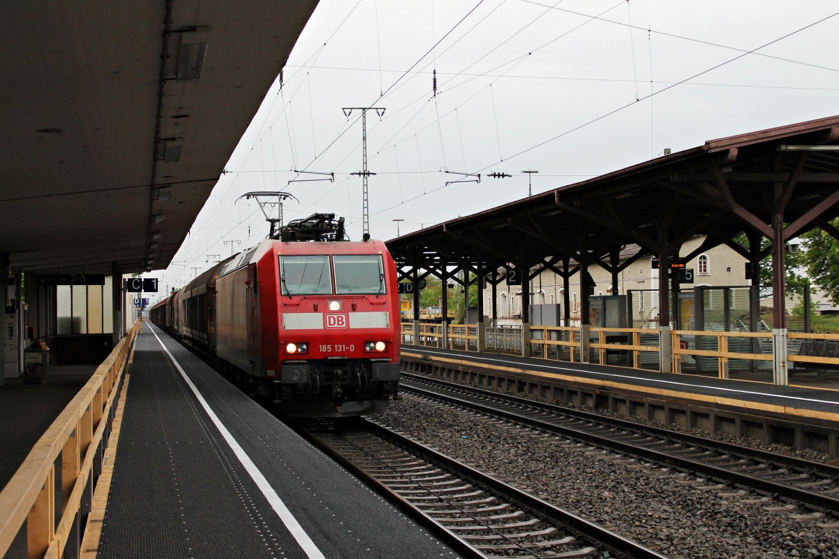 185 131-0 am Morgen des 18.04.2014 mit einem gemischten Güterzug bei der Durchfahrt in Müllheim (Baden).