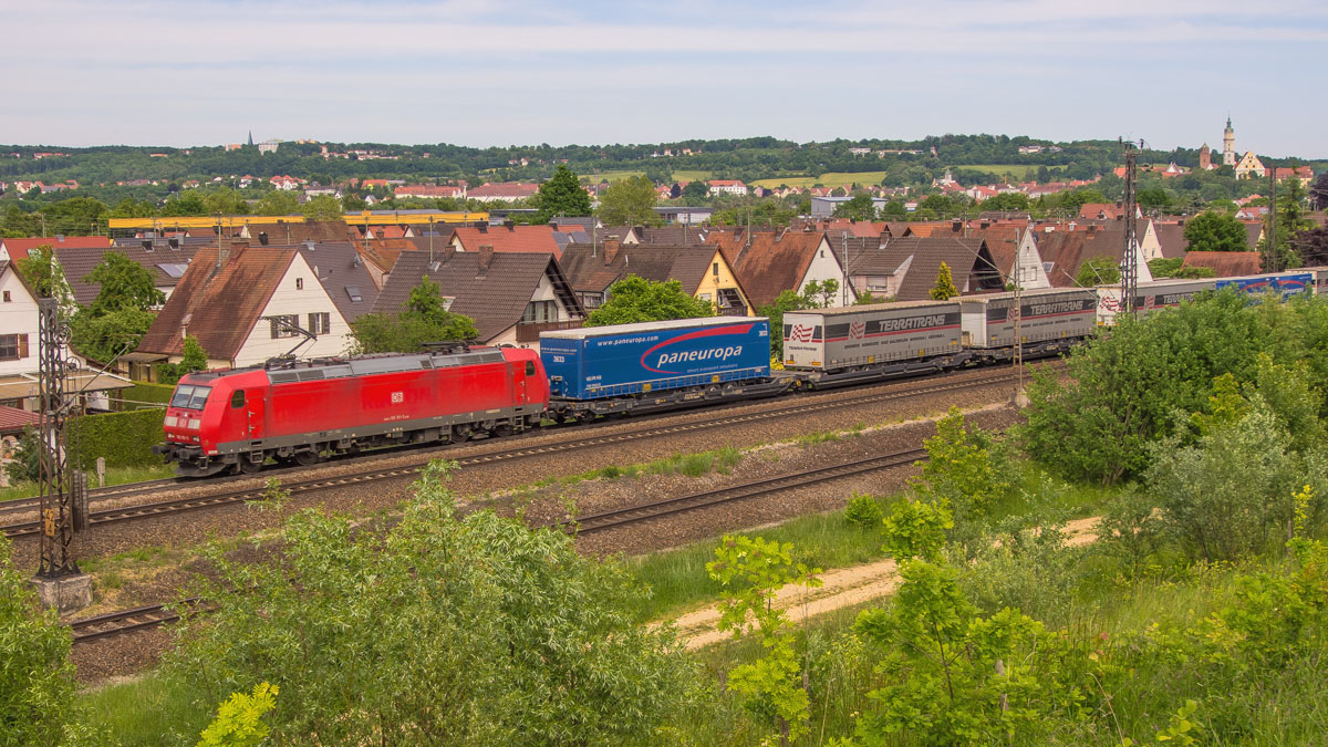 185 131 zog am 21.5.14 einen Güterzug nach Nürnberg am Donauwörther Stadtteil Riedlingen vorbei.  
