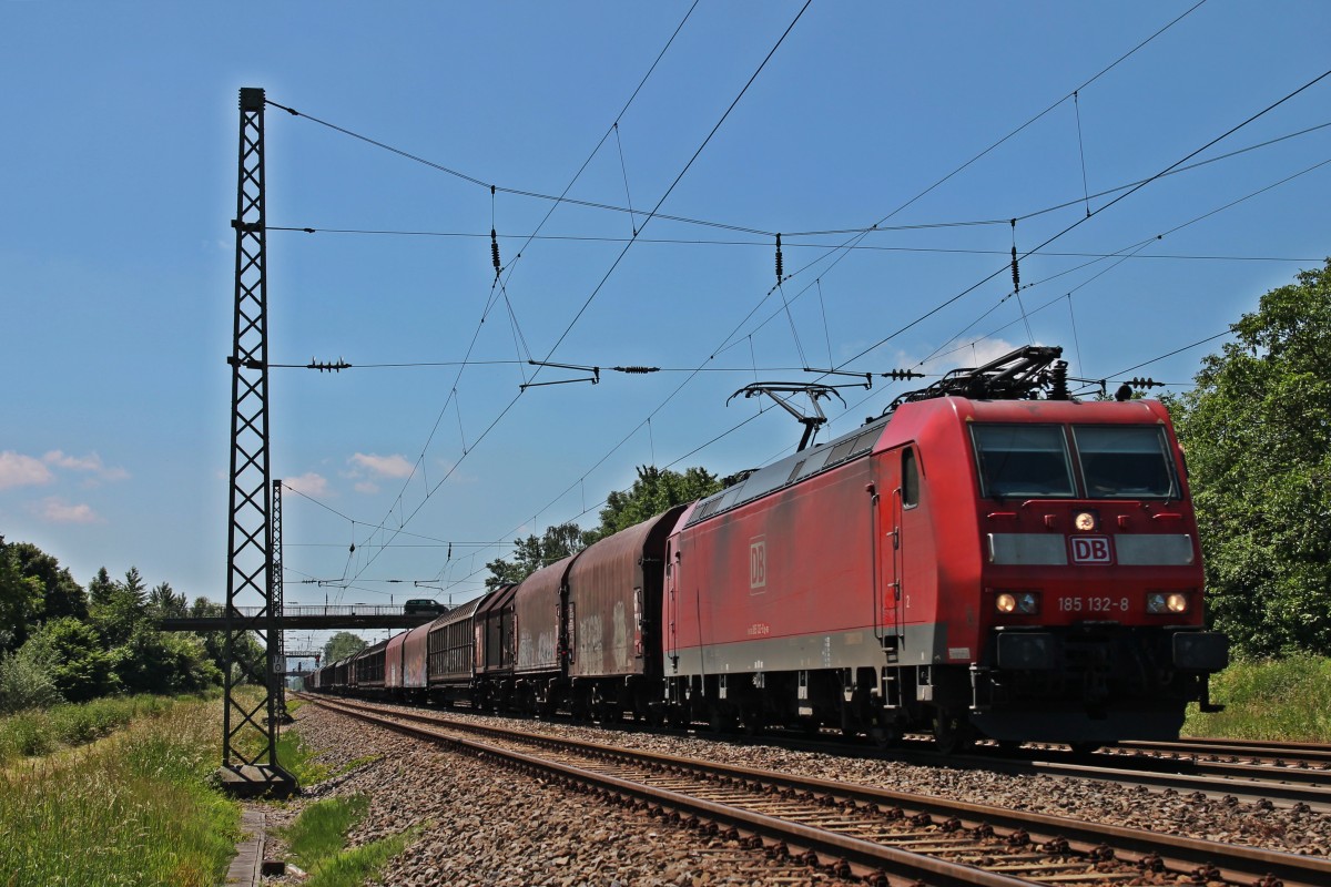 185 132-8 am 13.06.2013 bei der Durchfahrt in Orschweier mit einem gemischten G�terzug gen Norden.