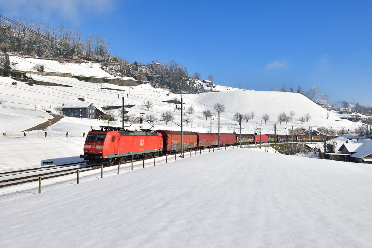 185 132 mit einem Güterzug am 05.02.2019 bei Goldau.