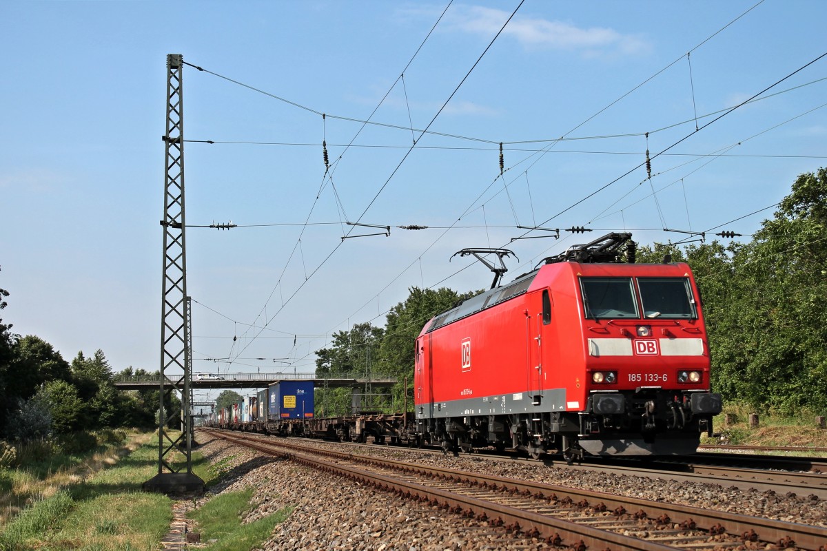 185 133-6 am 11.07.2013 zusammen mit einem bunten Cintainerzug bei der Durchfahrt in Orschweier gen Offenburg.