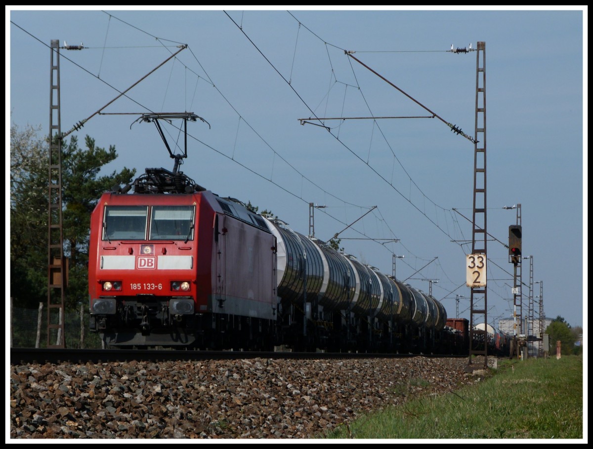 185 133 fährt am 29.3.14 mit einem gemischten Güterzug auf der Rheinbahn in Richtung Karlsruhe.
Eingefangen kurz hinter dem Bahnhof Wiesental.