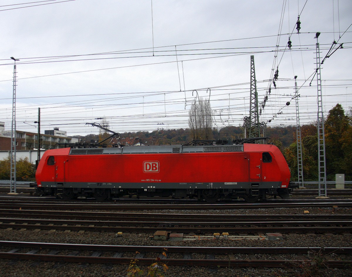 185 134-4 DB rangiert in Aachen-West. 
Aufgenommen vom Bahnsteig in Aachen-West.
Bei Sonne und Regenwolken am Vormittag vom 15.11.2014.