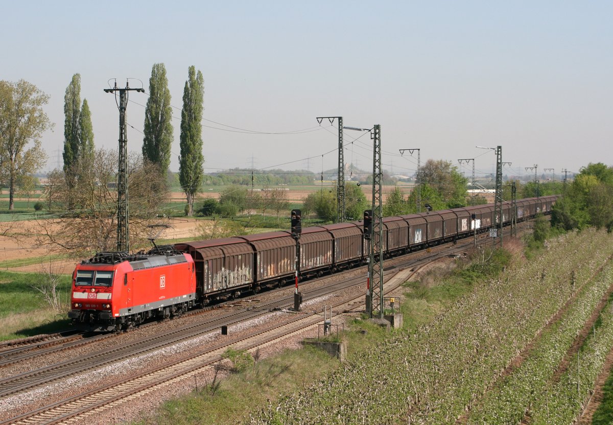 185 135 mit GB 49063 (Wanne-Eickel–Buchs SG) am 22.04.2015 in Mllheim (Baden)