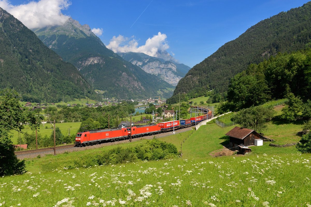 185 136 + 185 xxx mit einem KLV am 21.06.2014 bei Silenen.