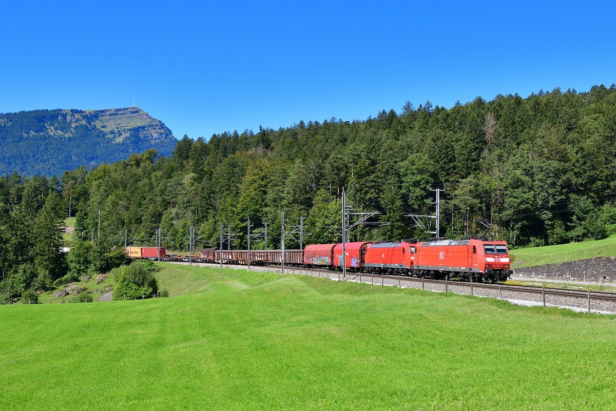 185 137 + 185 xxx mit einem Güterzug am 04.09.2020 bei Goldau.