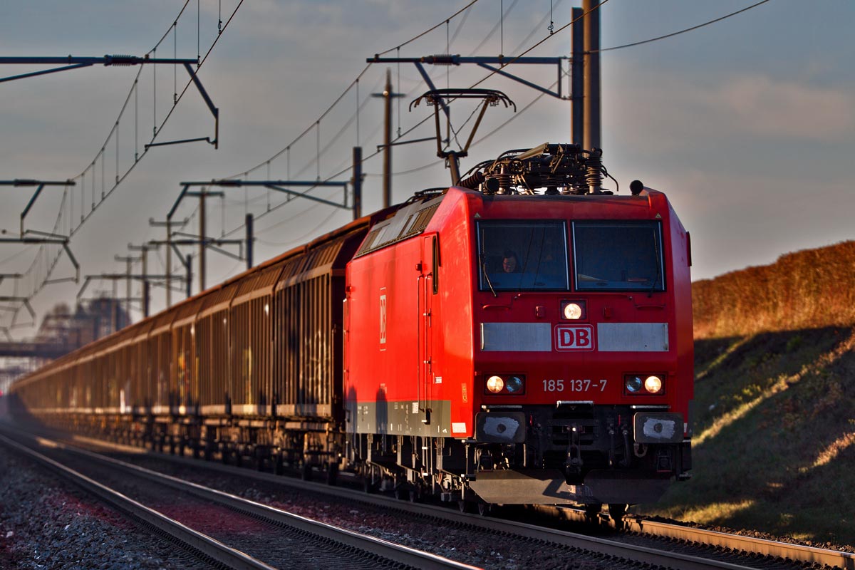 185 137-7 fährt in Mumpf mit einem Red Bull Leerzug vorüber,Bild vom 6.12.2016