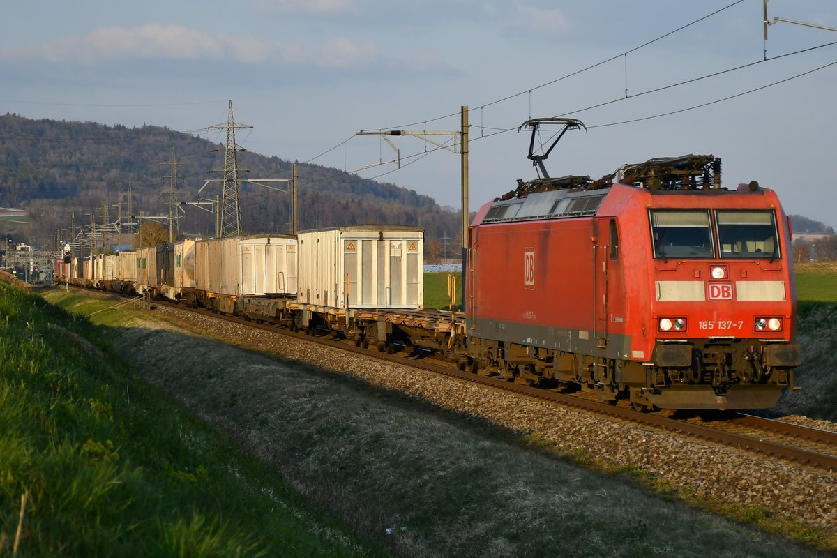 185 137-7 unterwegs in den Süden via Baden, Brugg, Südbahn zwischen Otelfingen und Würenlos (CH) am Abend des 03.04.2020.