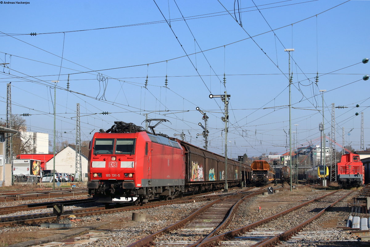 185 138-5 mit dem GK 49063 (Offenburg Gbf-Buchs) in Villingen 3.4.20