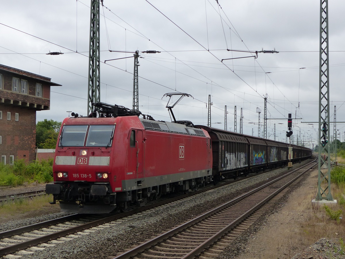 185 138 mit Güterzug in Northeim (Han), 16.07.19