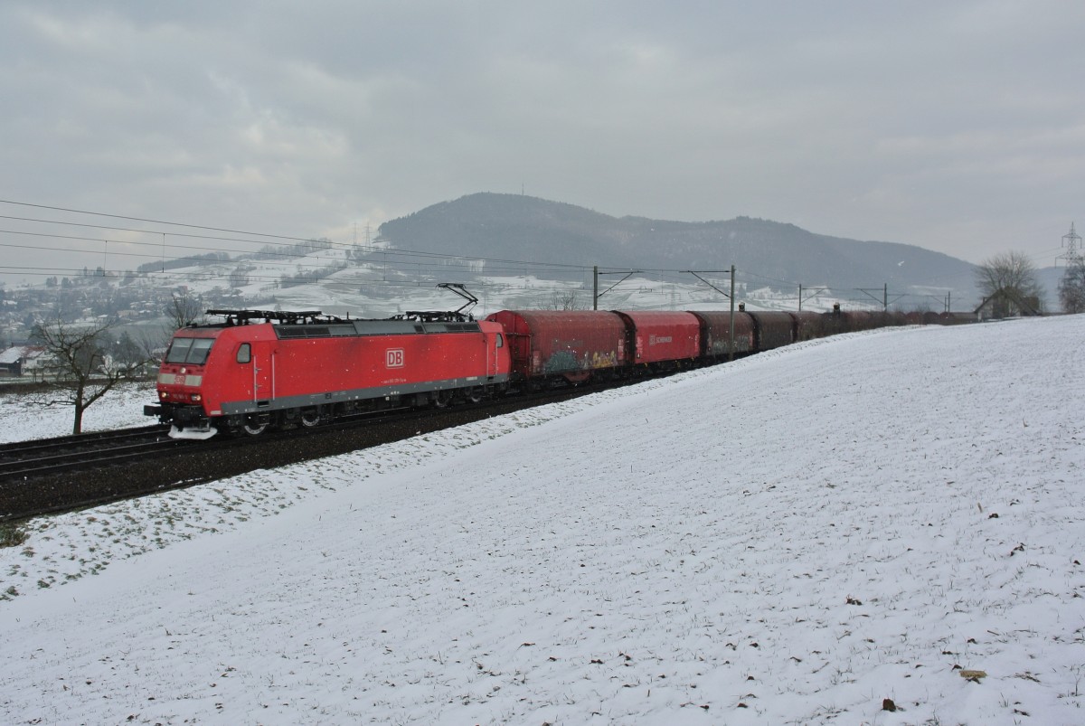 185 139-3 fhrt mit ihrem Gterzug bei Frick den Bzberg hinunter Richtung Basel, 08.02.2015.