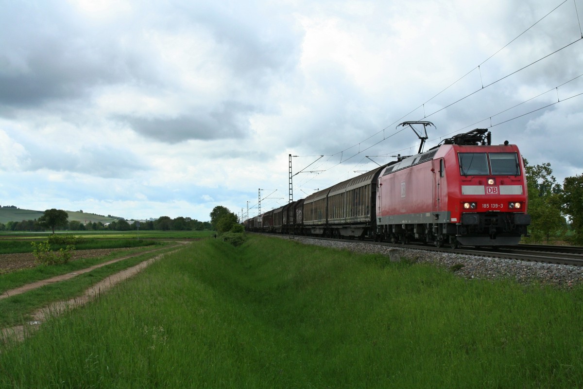 185 139-3 mit einem gemischten Gterzug auf dem Weg von Weil am Rhein in Richtung Mannheim Rbf am Mittag des 08.05.14 sdwestlich von Hgelheim.