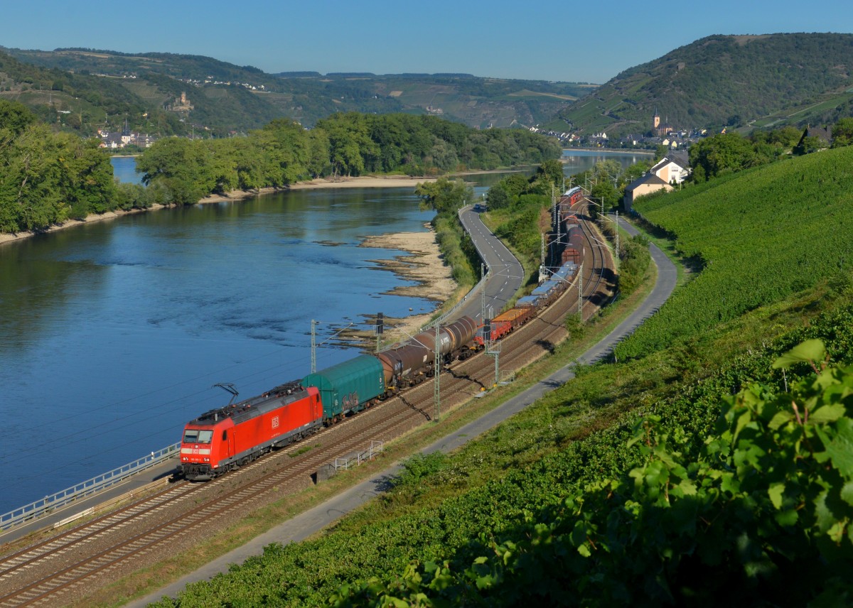 185 139 mit einem Güterzug am 10.09.2015 bei Lorch. 