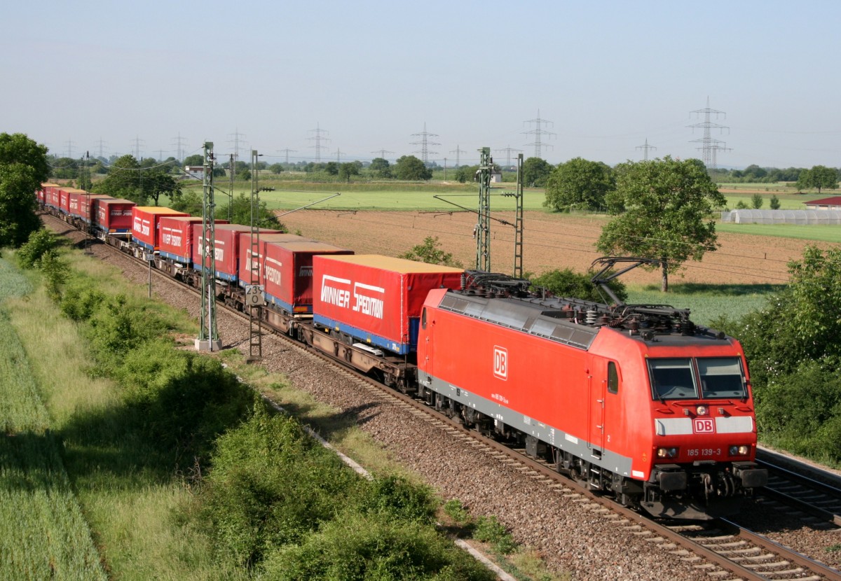 185 139 mit TEC 41052 (Piacenza–Wuppertal-Langerfeld) am 13.05.2011 zwischen Auggen und M�llheim (Baden)