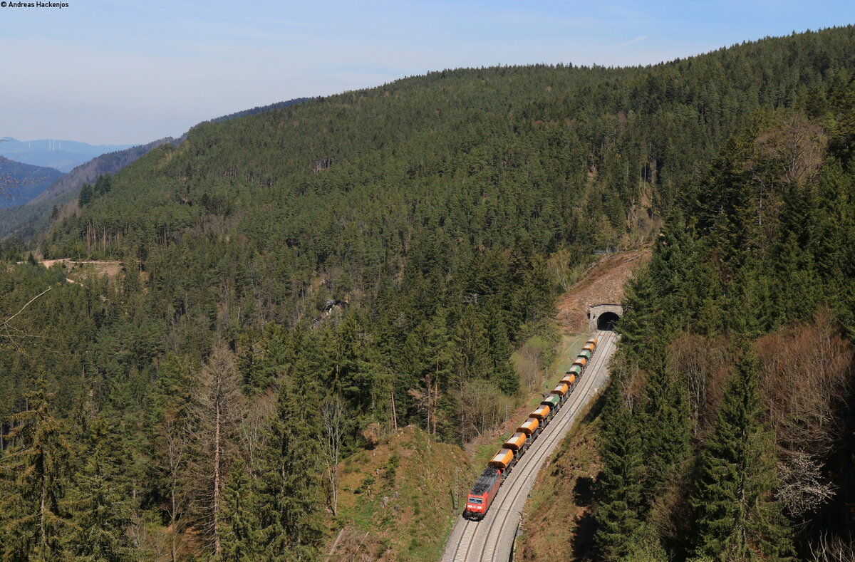 185 140-1 mit dem GAG 60507 (Friesenheim (Baden) - Villingen(Schwarzw)) bei Triberg 21.4.22