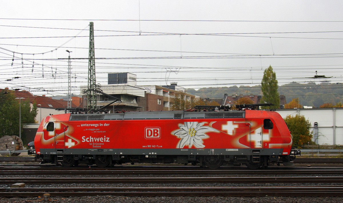 185 142-7 DB  Edelweiss  rangiert in Aachen-West.
Aufgenommen vom Bahnsteig in Aachen-West. 
Bei Nieselregen am Nachmittag vom 20.10.2015.