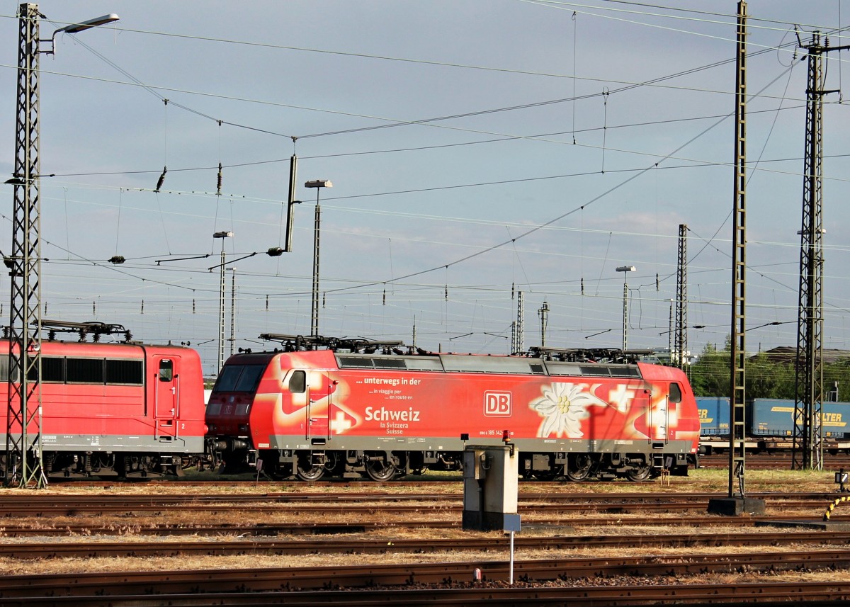 185 142-7  Edelweiss  am Morgen des 10.06.2014 abgestellt auf dem Bh. Offenburg und wartet mit weiteren Loks auf ihre nächsten Zug.