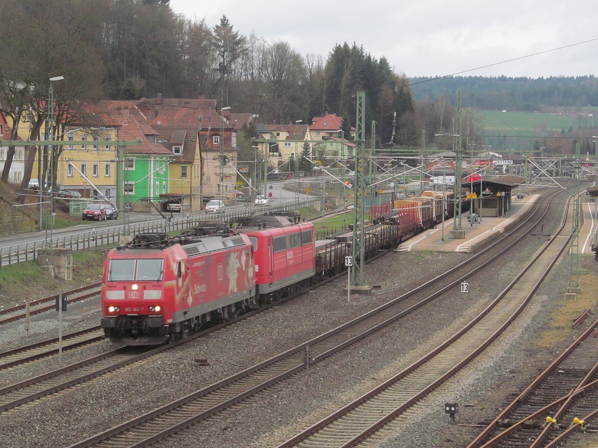 185 142-7  Edelweiß  zieht am 22. März 2014 eine 151 und einen gemischten Güterzug durch Kronach in Richtung Lichtenfels.