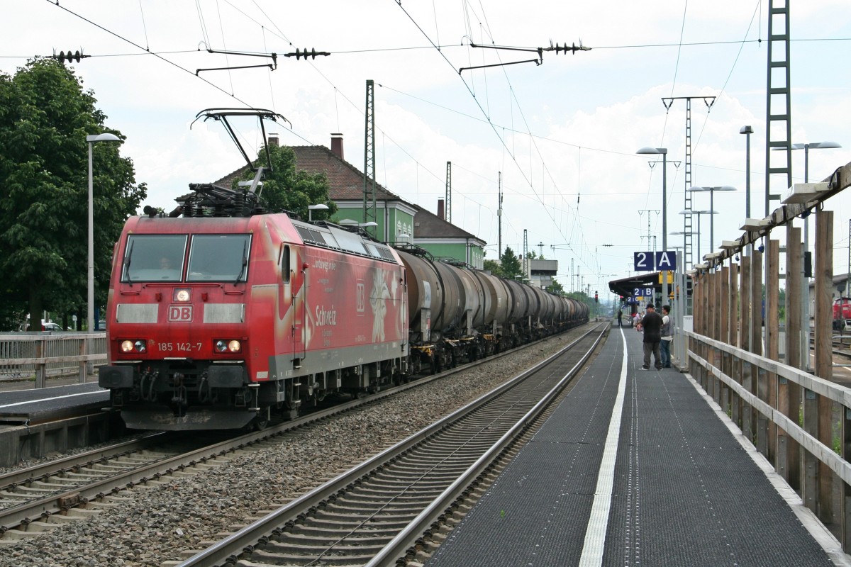 185 142-7 mit einem Kesselzug aus der Schweiz in Richtung Norden am Nachmittag des 23.07.14 in M�llheim (Baden).