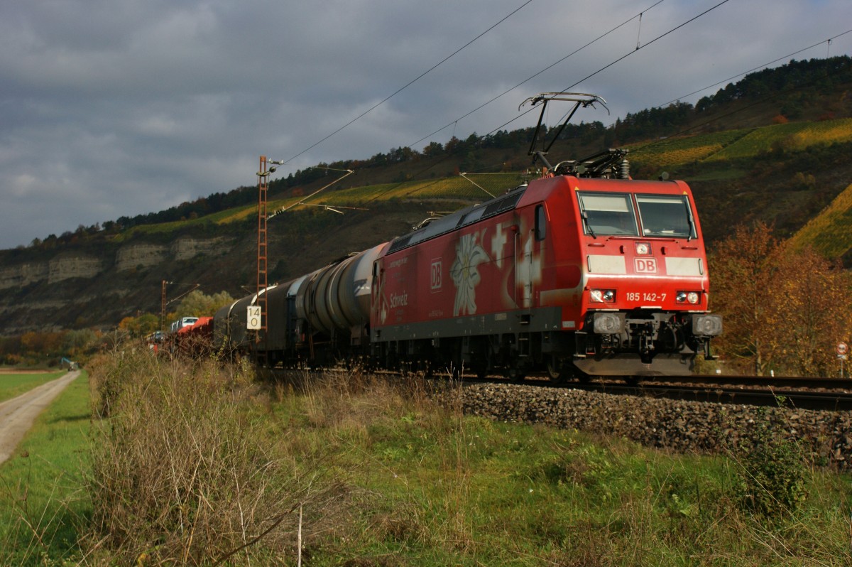 185 142-7 mit einen gemischten Gterzug am 24.10.13 bei Thngersheim.