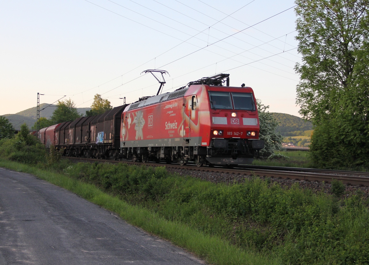 185 142-7 mit gemischtem Gterzug in Fahrtrichtung Sden. Aufgenommen am 28.05.2013 kurz vor Eschwege.