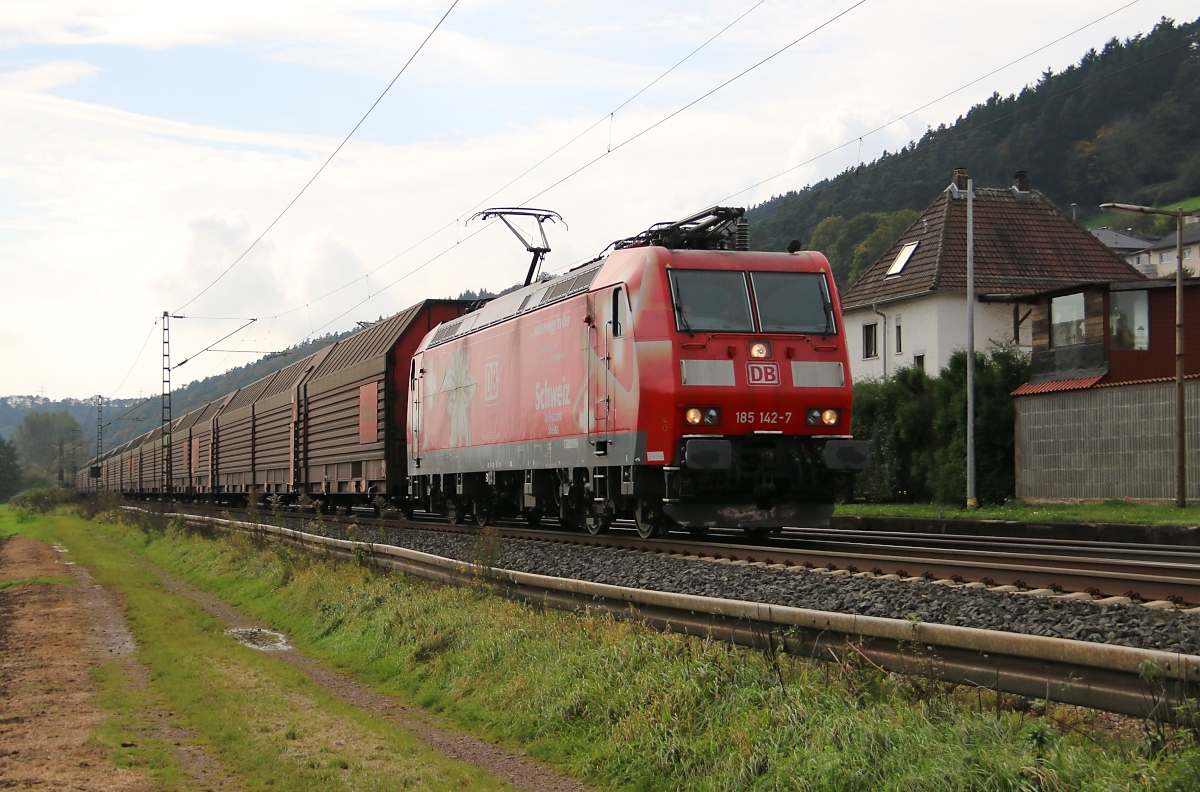 185 142-7 mit geschlossenen Autotransportwagen in Fahrtrichtung Norden. Aufgenommen in Ludwigsau-Friedlos am 10.10.2014.
