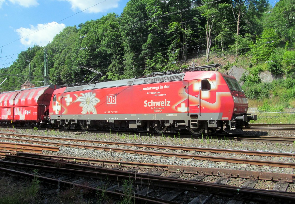 185 142-7  Schweiz  zieht am 02. Juli 2014 einen Ganzzug Talns durch Kronach in Richtung Saalfeld.