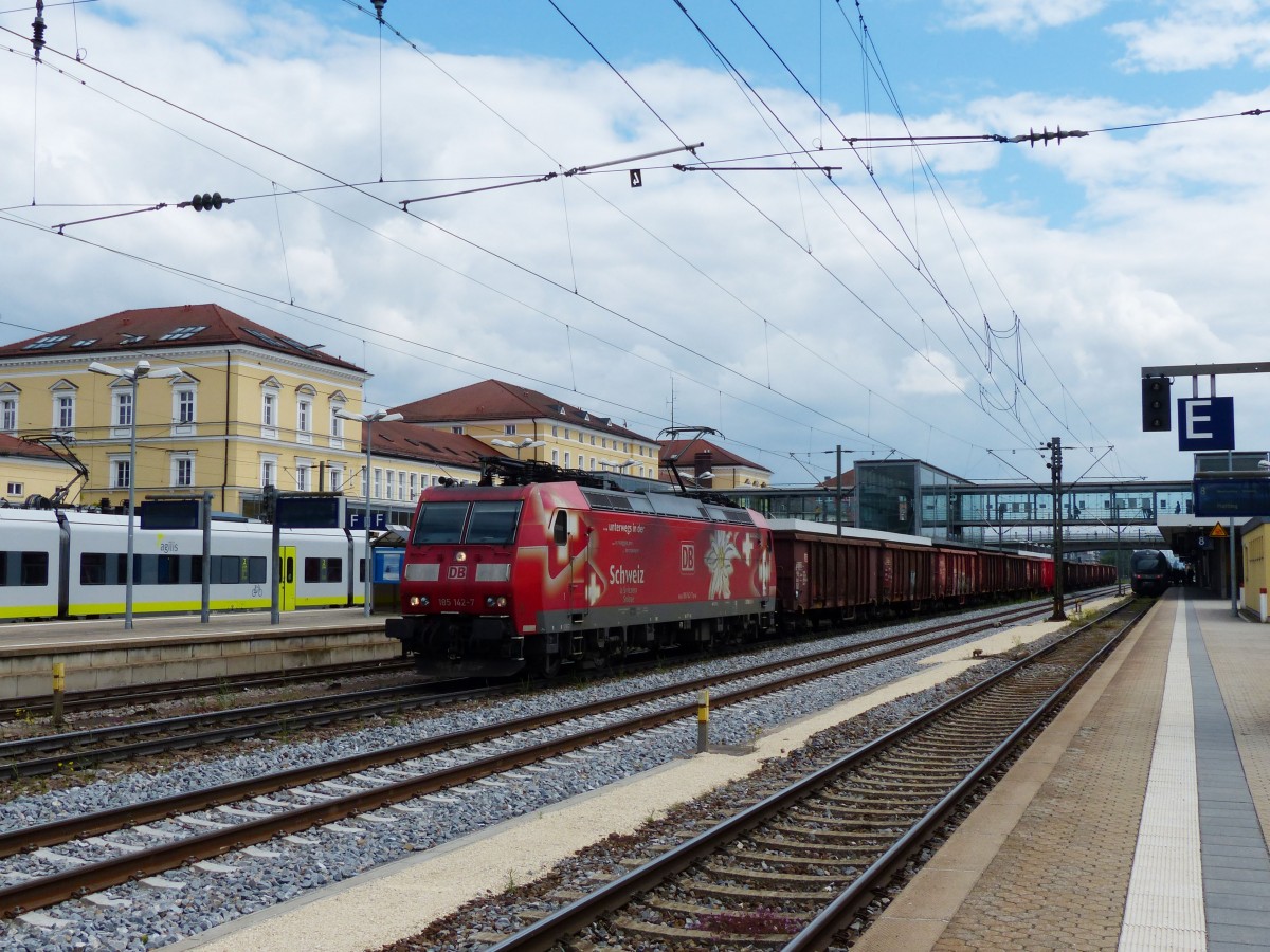 185 142  besuchen Sie die Schweiz  mit einen Ganzzug aus offenen Güterwagen am Haken fährt am 15.05.2014 durch Regensburg(Hbf.)
