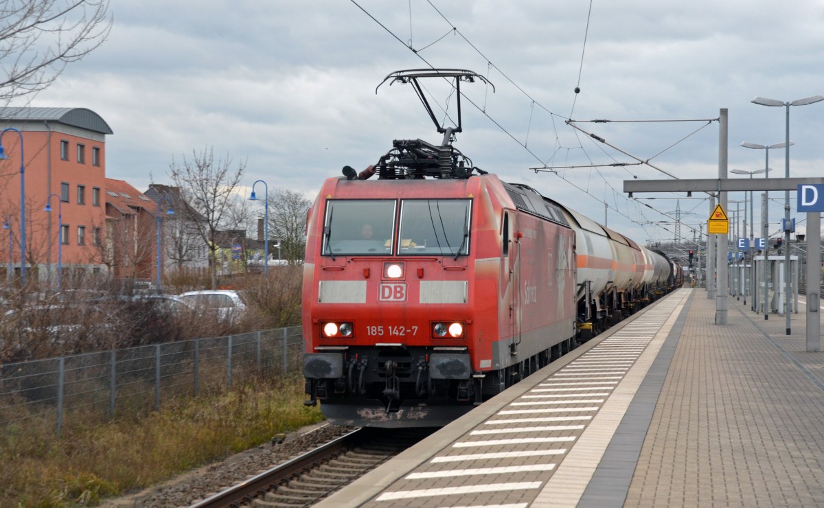 185 142 fuhr mit einem gemischten Güterzug am 23.12.14 durch Bitterfeld Richtung Dessau.