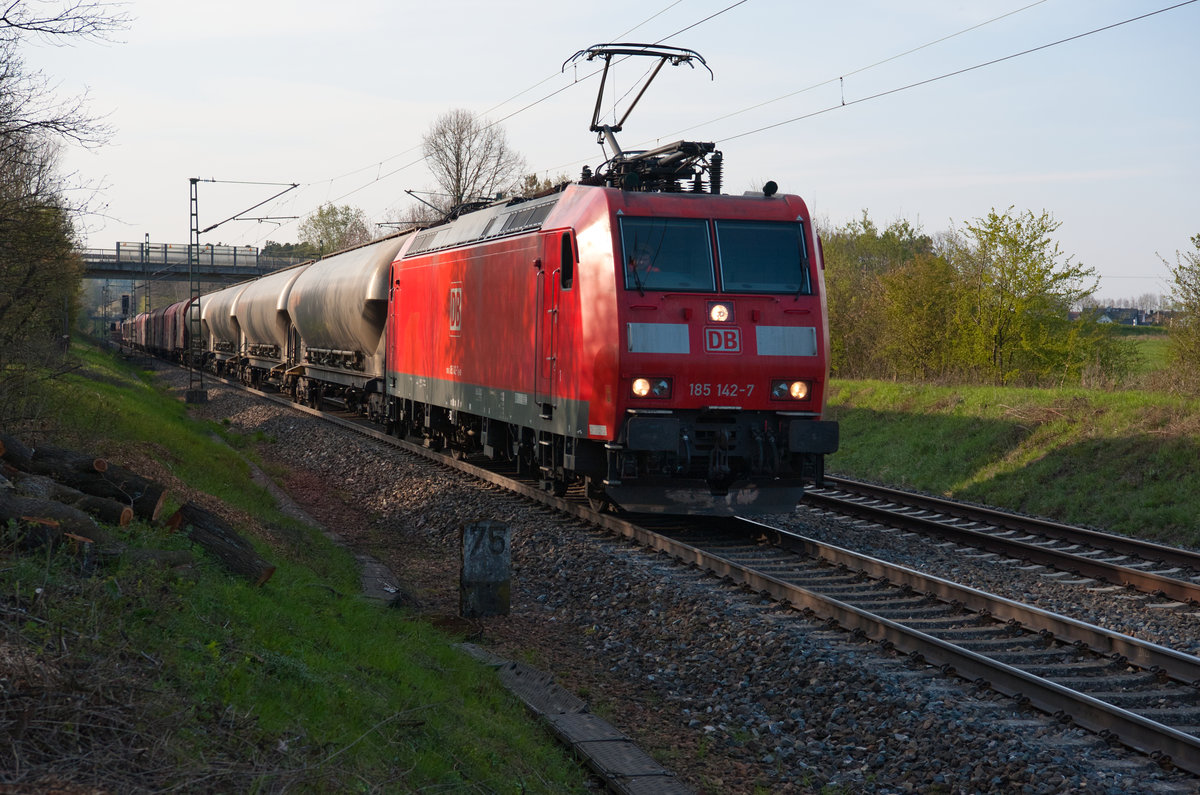 185 142 mit einem gemischten Güterzug bei Postbauer-Heng Richtung Regensburg, 16.04.2019