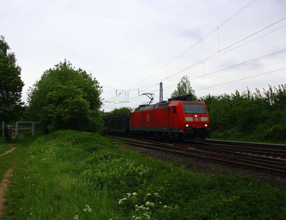 185 143-5 DB kommt aus Richtung Aachen-West,Laurensberg,Richterich, und fährt in Richtung Kohlscheider-Bahnhof,Herzogenrath,Neuss mit einem langen Autoleerzug aus Zeebrugge(B) und fährt in Richtung Neuss.
Aufgenommen bei Wilsberg in Kohlscheid bei Wolken am Abend vom 2.5.2014.