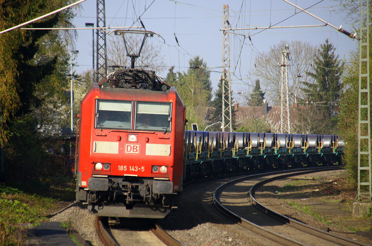 185 143-5 DB kommt mit einem Güterzug aus Neuss nach Aachen-West und kommt aus Richtung Mönchengladbach-Hbf,Rheydt-Hbf,Wickrath,Beckrath,Herrath und fährt durch Erkelenz in Richtung Baal,Hückelhoven-Baal,Brachelen,Lindern,Süggerrath,Geilenkirchen,Frelenberg,Zweibrüggen,Übach-Palenberg,Rimburg,Finkenrath,Hofstadt,Herzogenrath, Kohlscheid,Richterich,Laurensberg,Aachen-West.
Aufgenommen vom Bahnsteig 1 in Erkelenz. 
Bei schönem Frühlingswetter am Nachmittag vom 3.4.2017.